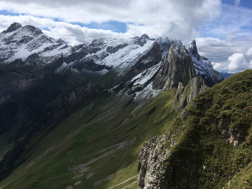 Una vista de una cadena montañosa con nieve en la cima