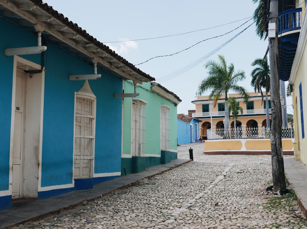 uma rua de paralelepípedos ladeada por edifícios coloridos