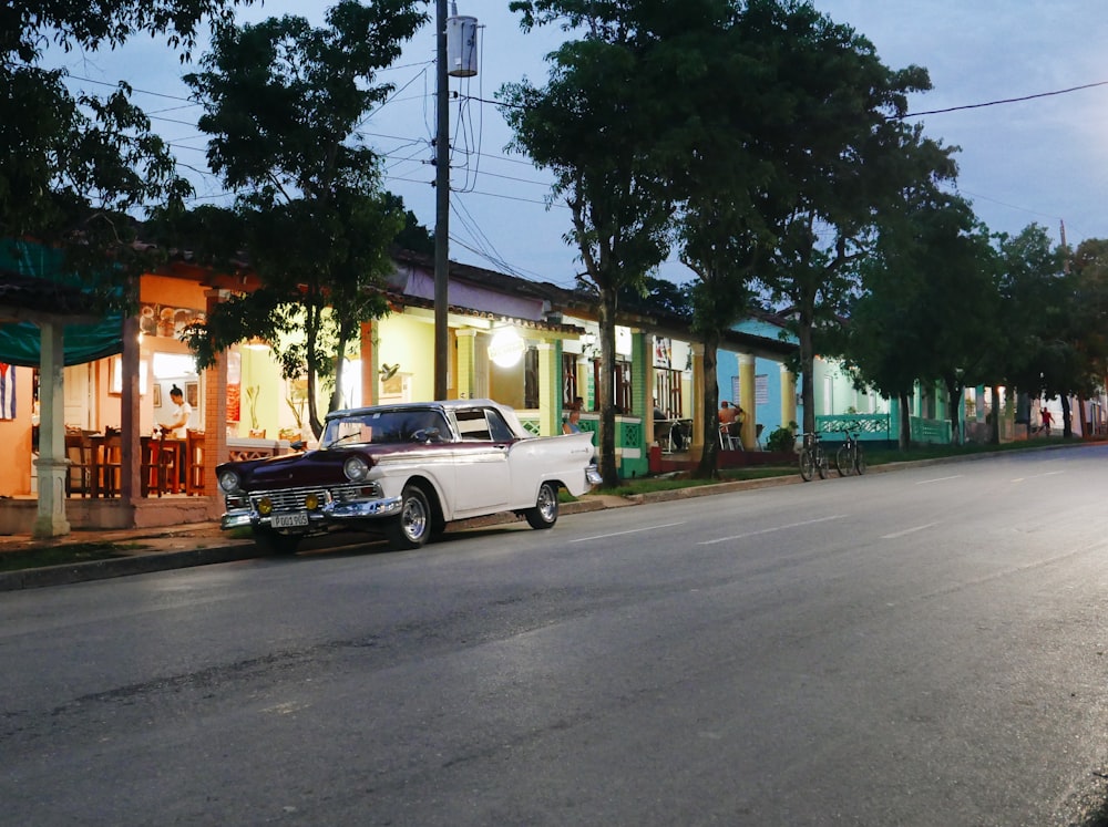 um carro branco estacionado na beira de uma estrada