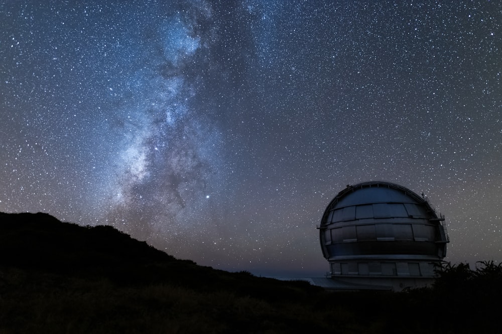 Un telescopio su una collina con il latte sullo sfondo