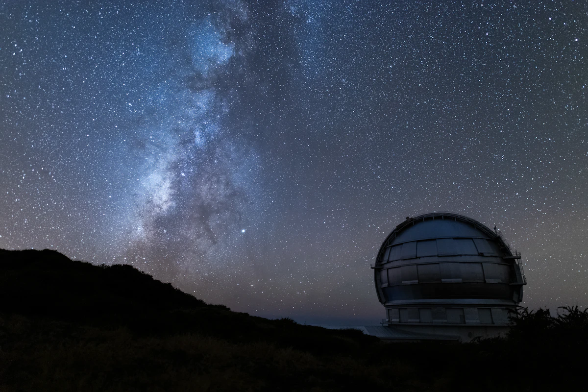 Gran Telescopio Canarias sob um céu estrelado, em Espanha.