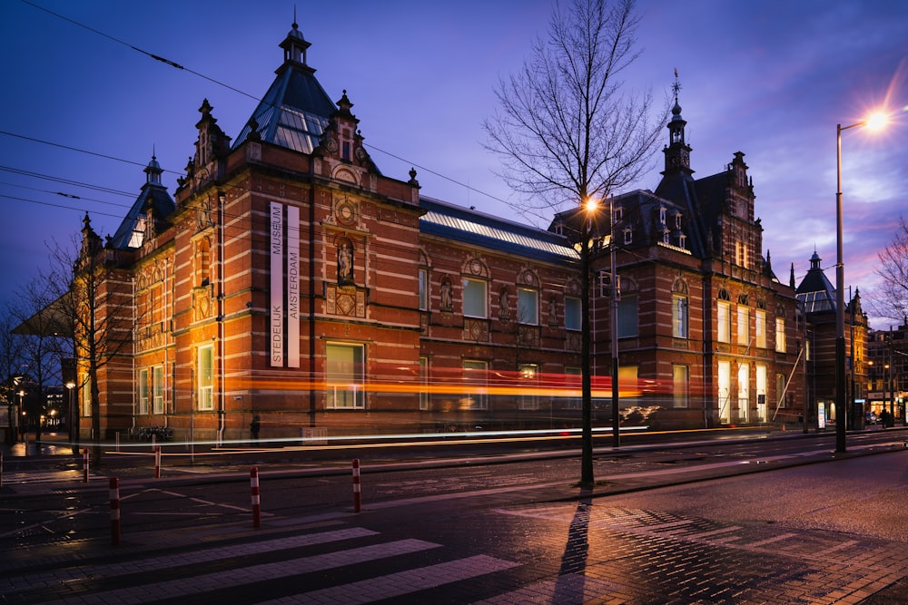 un grand bâtiment surmonté d’une tour de l’horloge