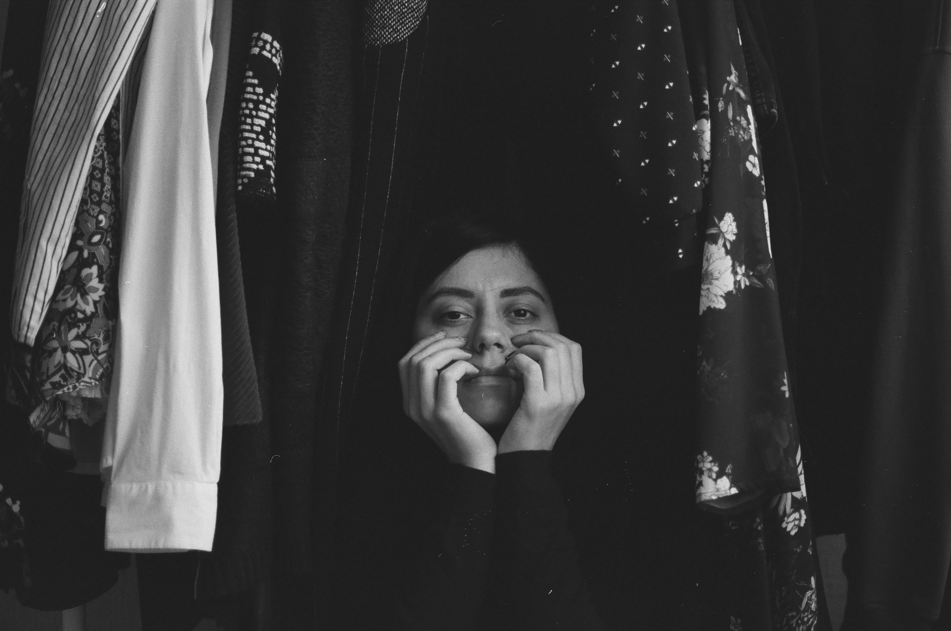 Una foto en blanco y negro de una mujer escondiendo su rostro en un armario  foto – Imagen de Retrato gratuita en Unsplash, image size:3000x1989