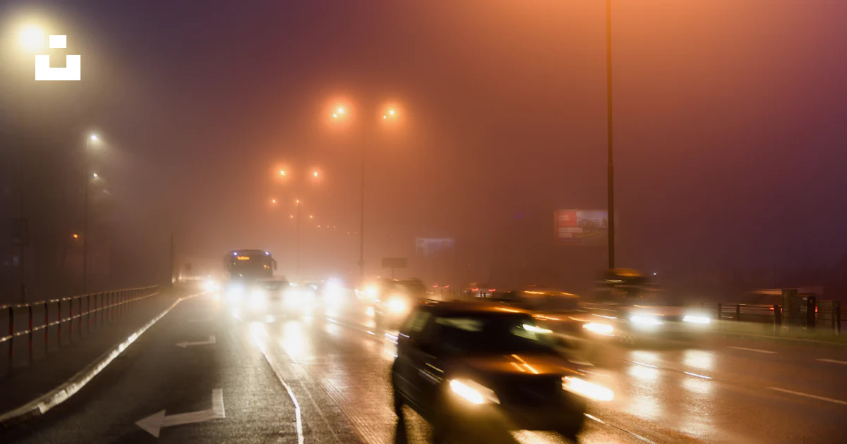 車が道路を走る霧の夜の写真 – Unsplashの無料交通手段写真