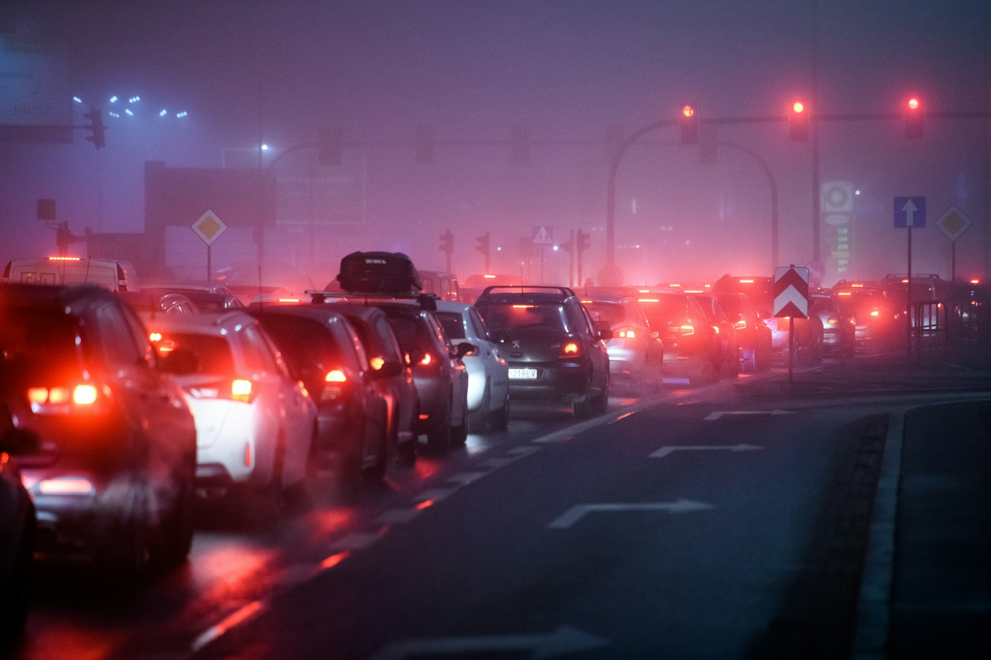 Smog and heavy trafić at night.