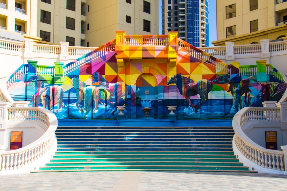 um mural colorido na lateral de um edifício