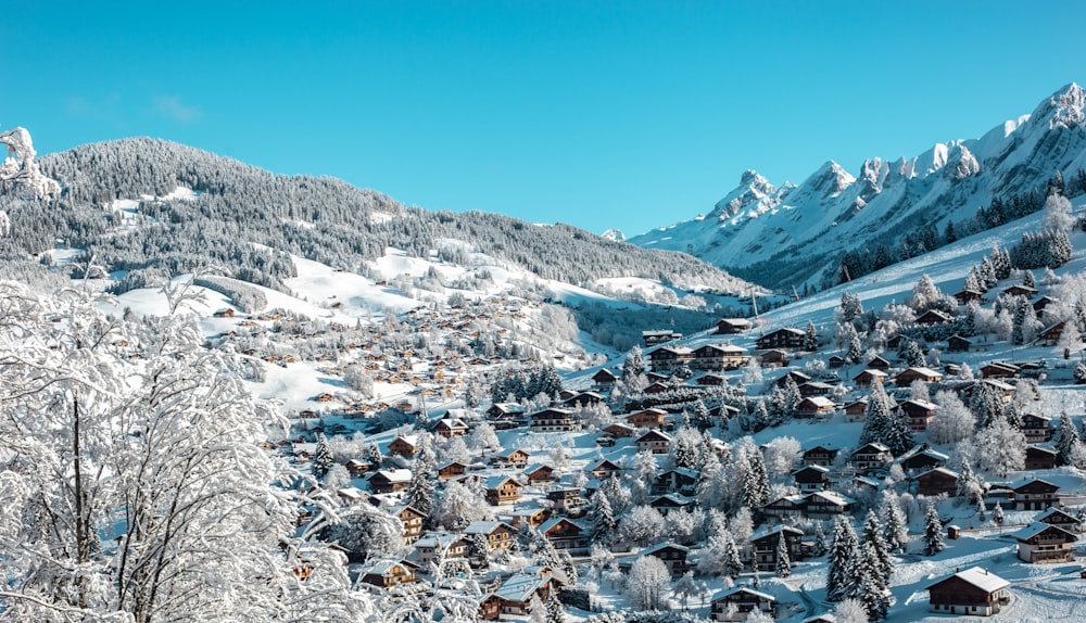 montagne enneigée sous ciel bleu pendant la journée