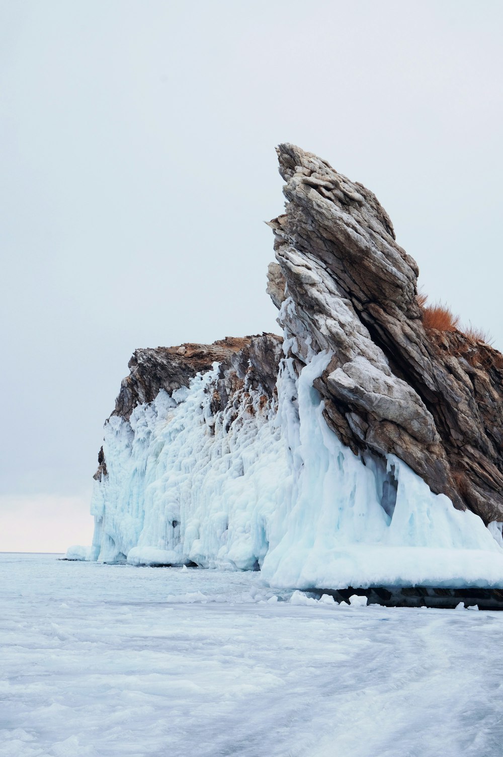 Formation rocheuse brune sur neige blanche