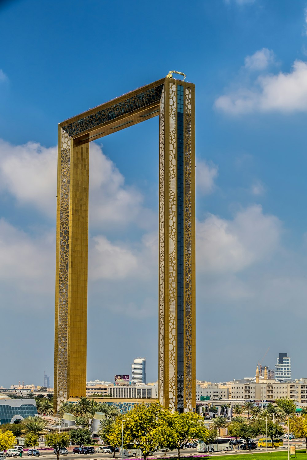 Una alta torre del reloj sentada en medio de un parque