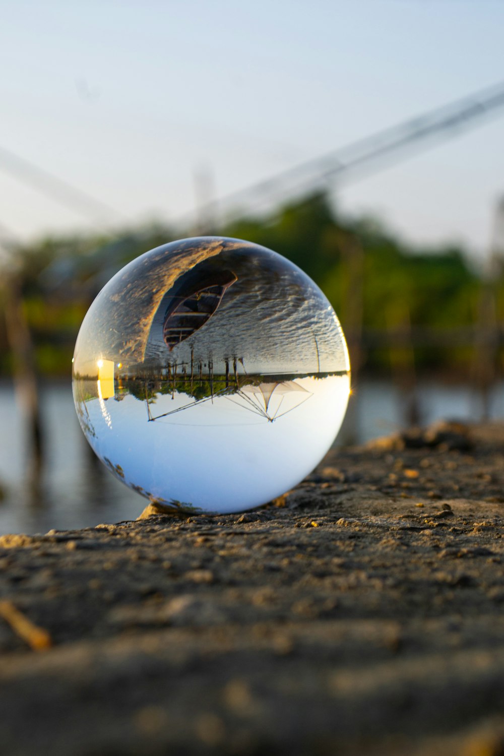 bola de vidrio transparente sobre suelo marrón