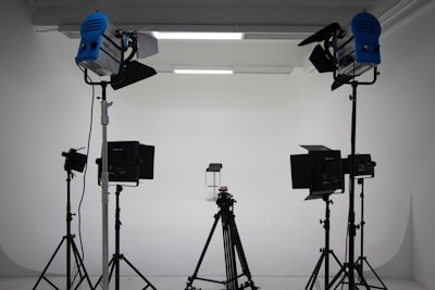 a group of lights that are on a tripod