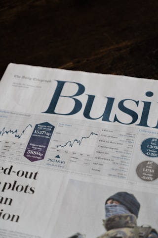 Pages financières d'un journal avec cotations boursières, illustrant l'arbitrage entre PEA et compte-titres