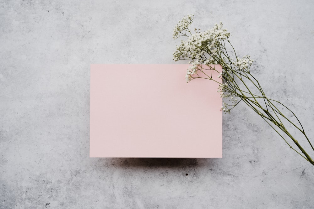 ein rosafarbenes Papier mit einem Blumenstrauß darauf
