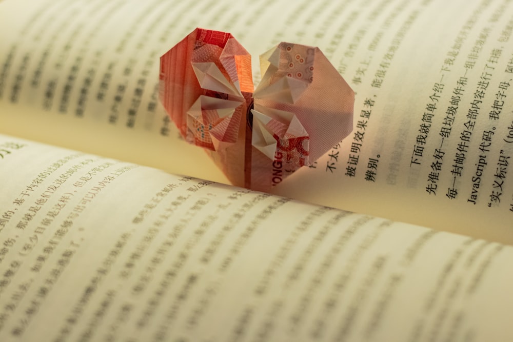 cubo vermelho e branco na página do livro