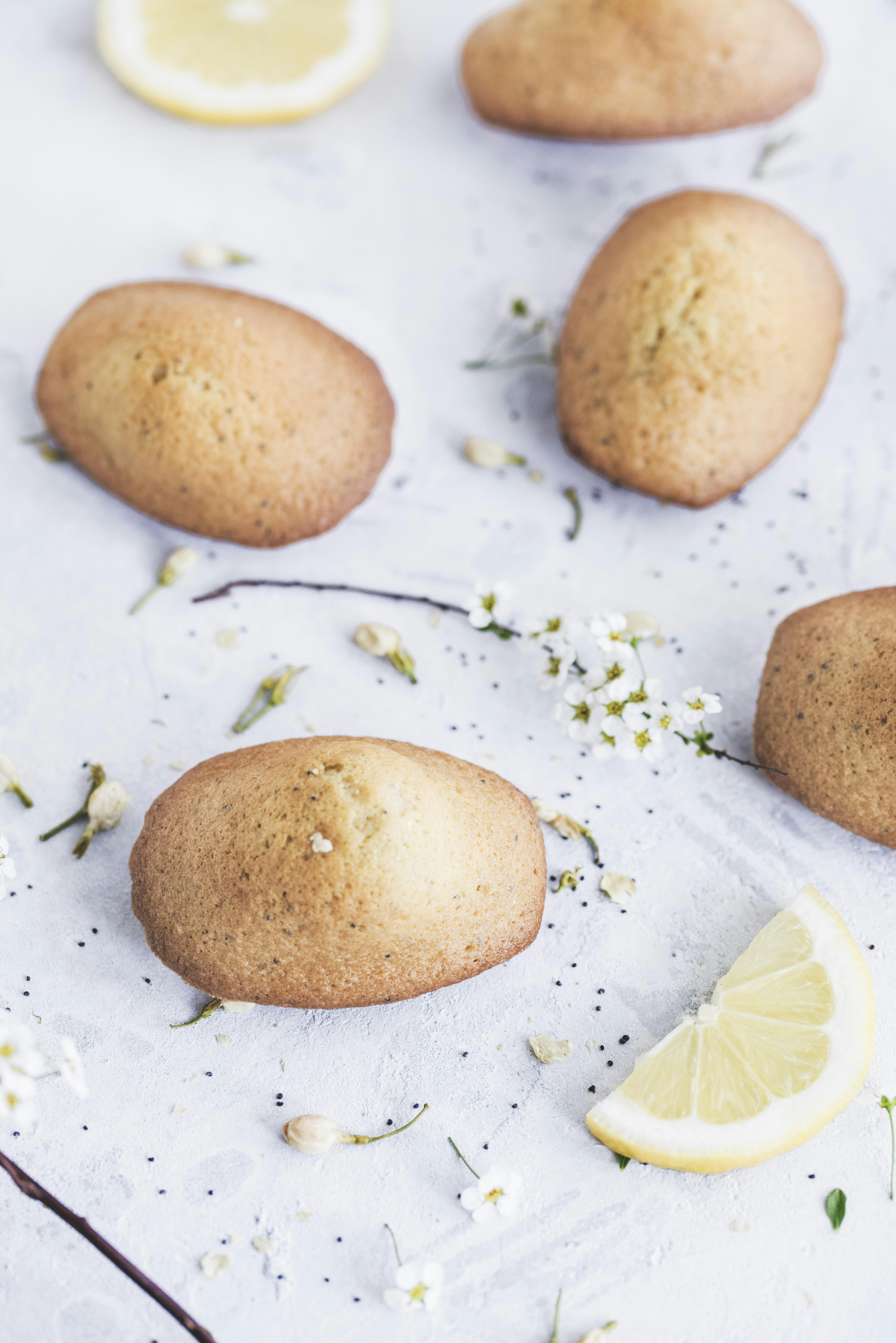 Schwarzbrot auf weißem Tisch