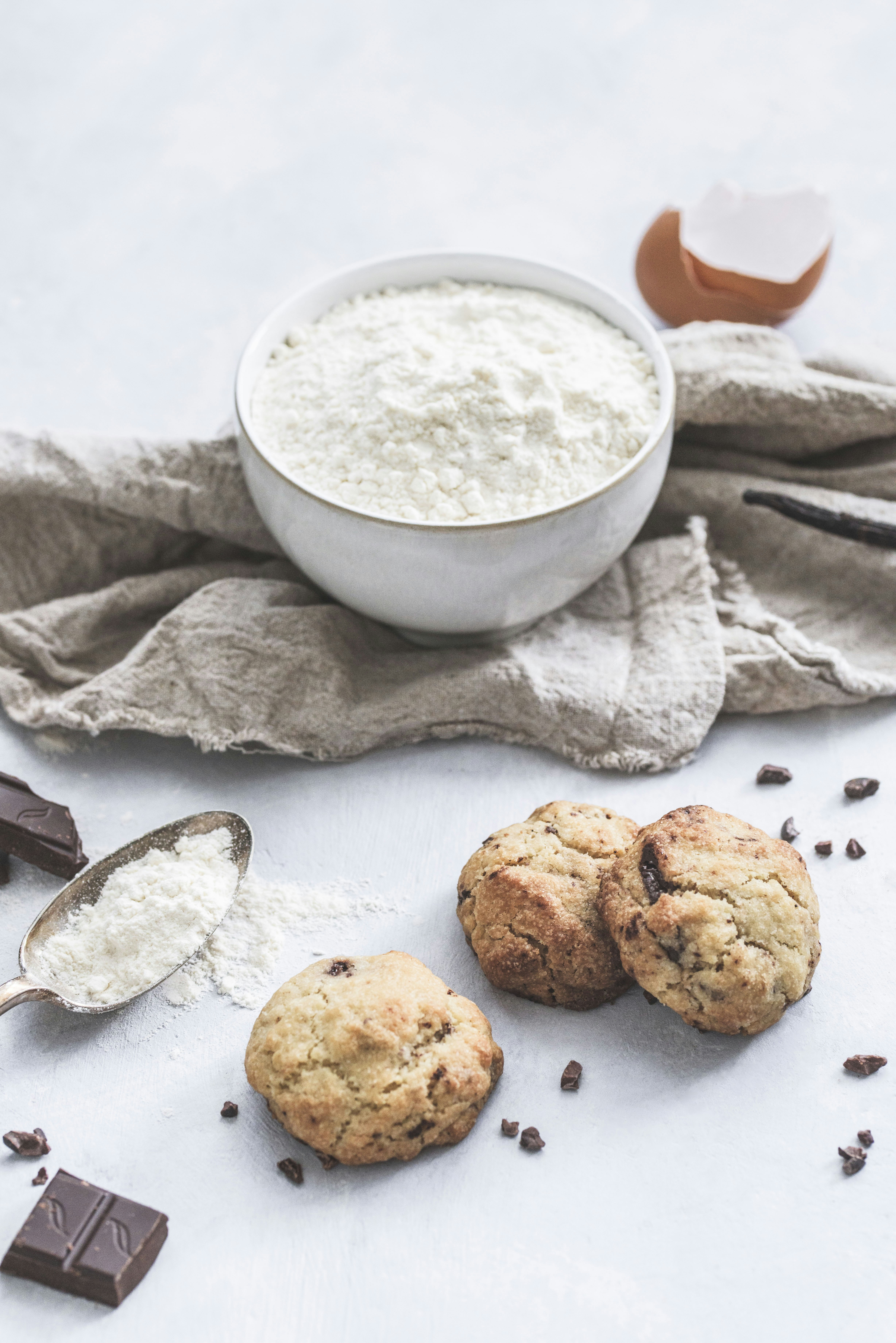 weiße Keramikschale neben braunen Keksen