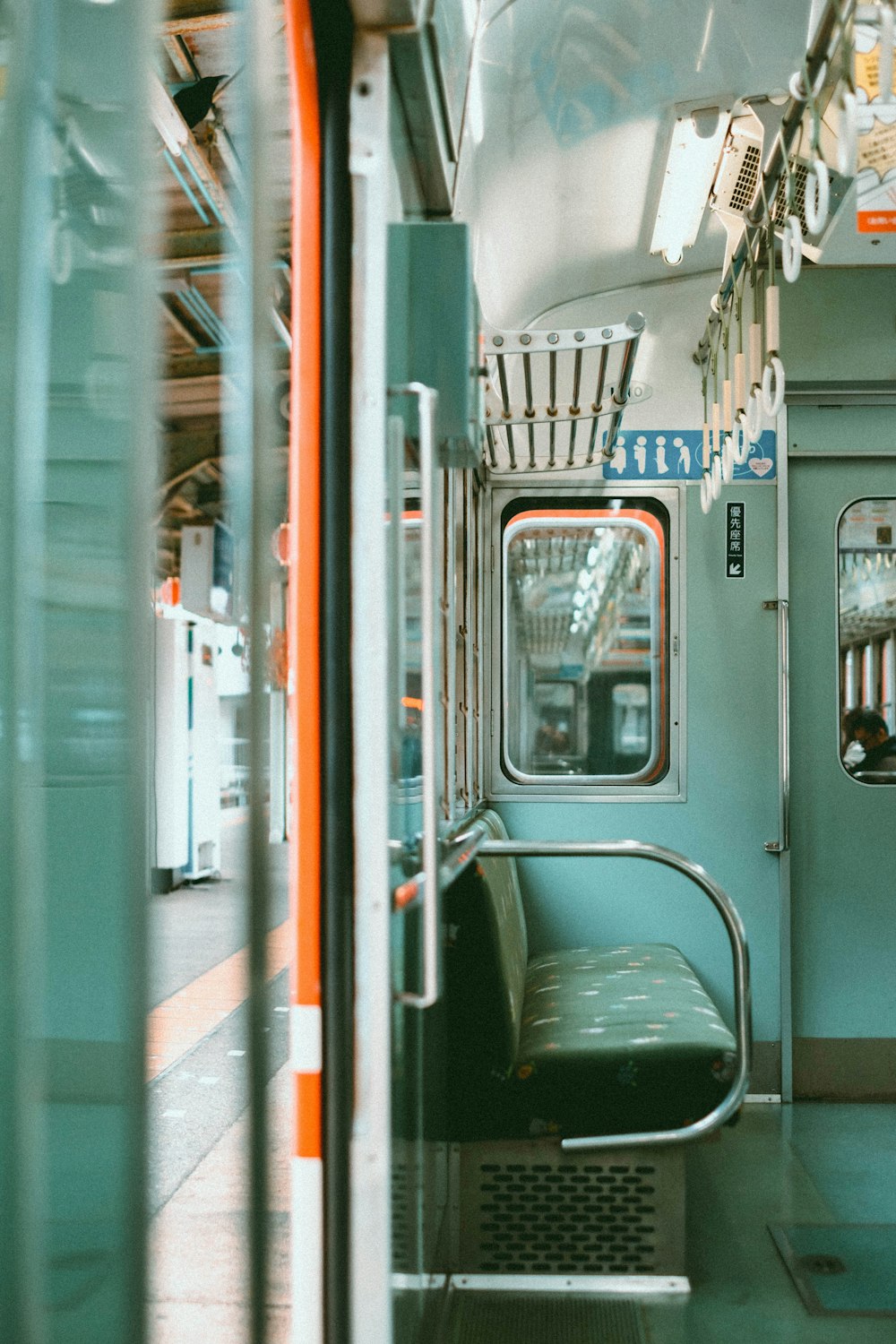 駅の白と赤の列車