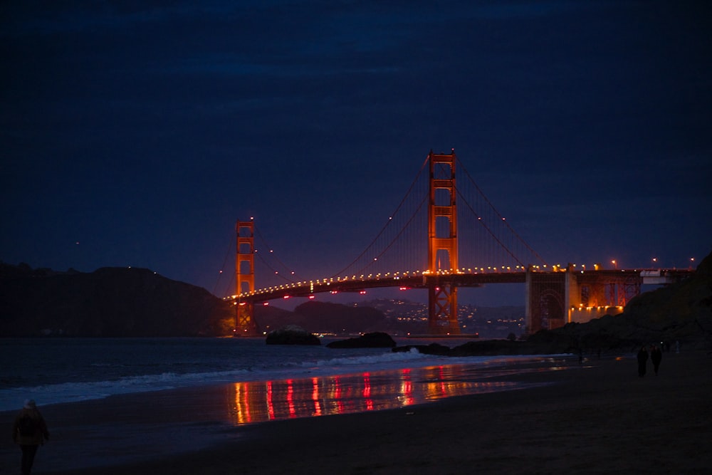ponte do portão dourado durante a noite