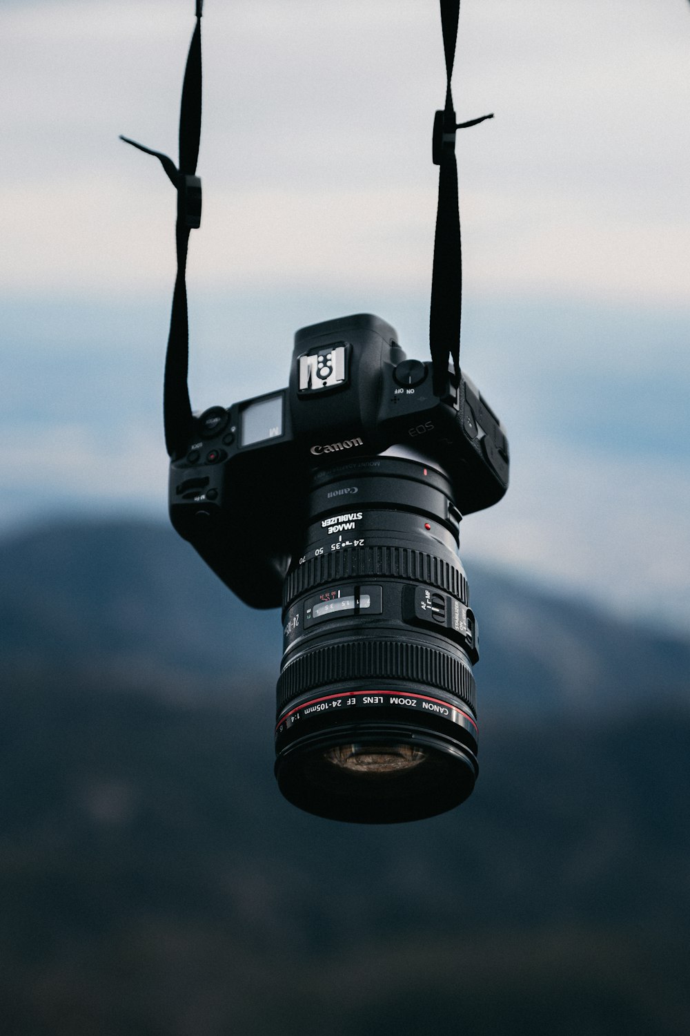 Schwarze Nikon DSLR-Kamera auf schwarzem Stativ