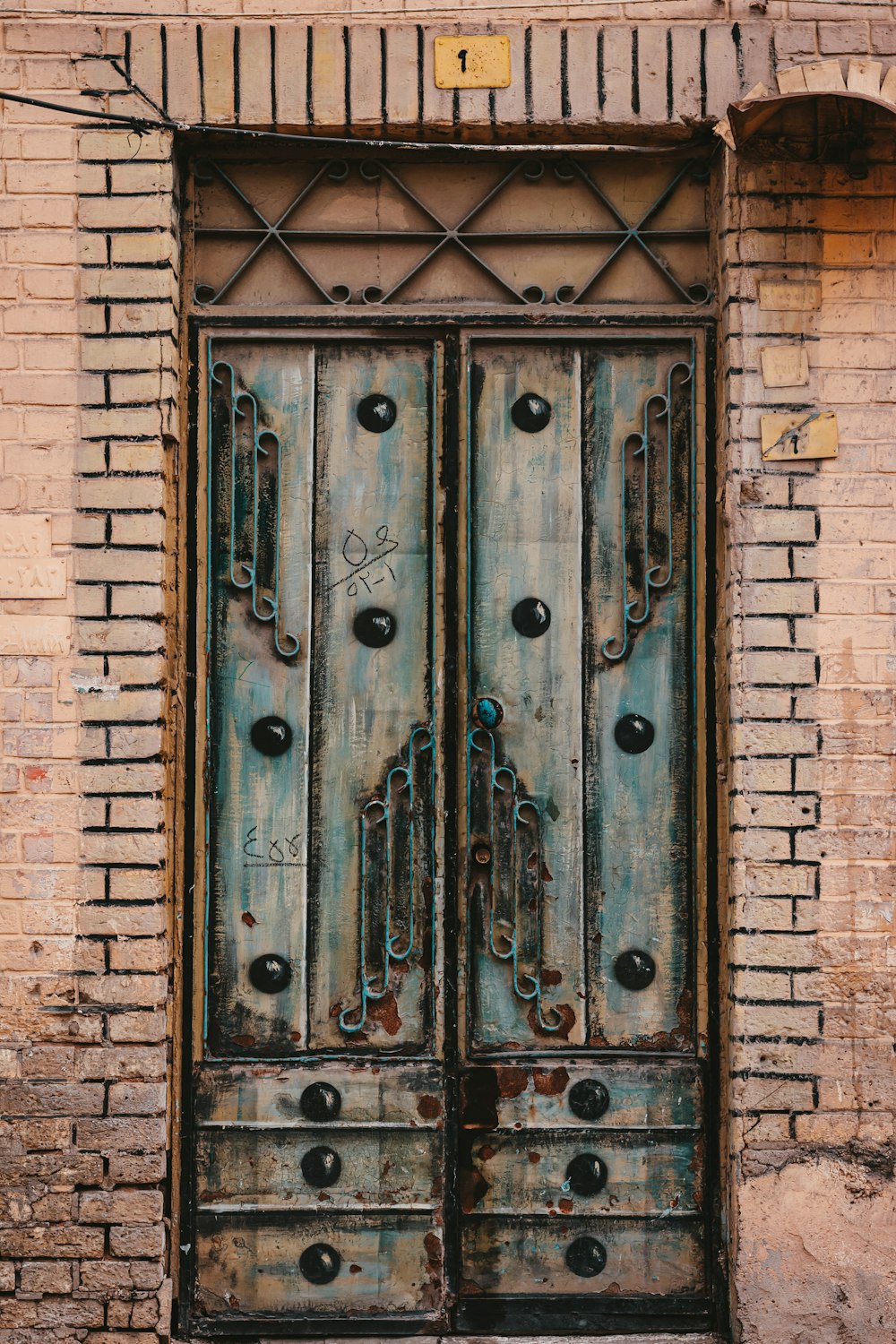 たくさんの鍵がかかっている古いドア