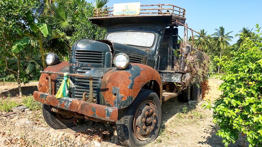 blauer und brauner Oldtimer