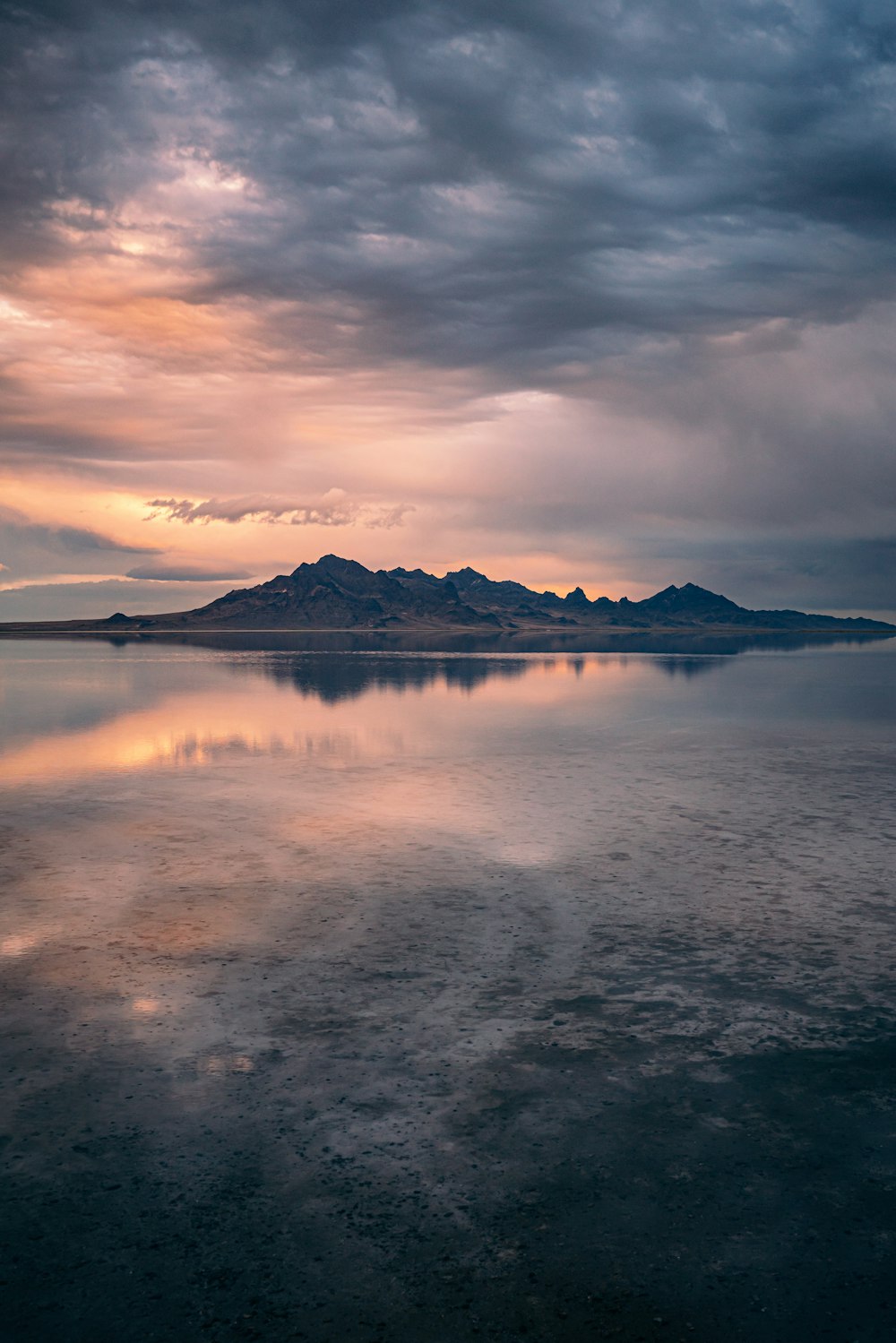 Un grande specchio d'acqua sotto un cielo nuvoloso