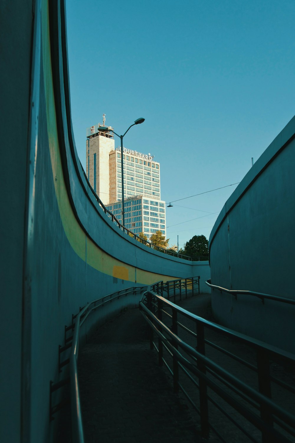 edifício de concreto azul e branco durante o dia