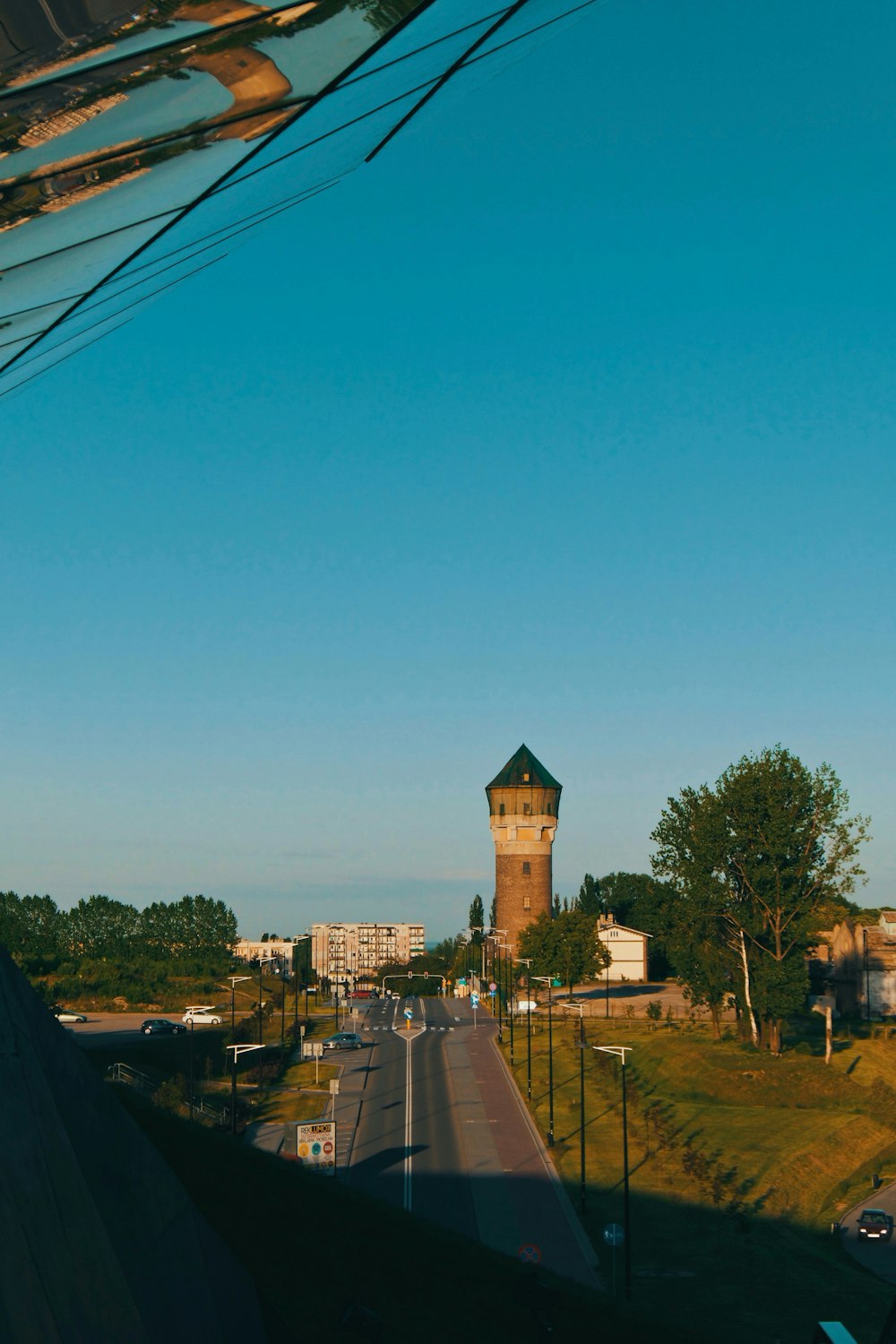 Una vista di una strada con una torre dell'orologio sullo sfondo