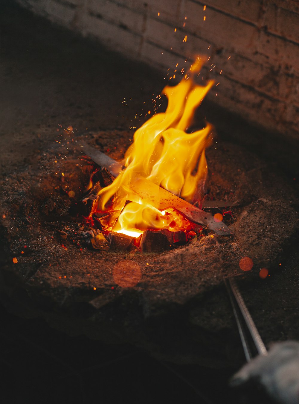 fuoco in fiamme durante la notte