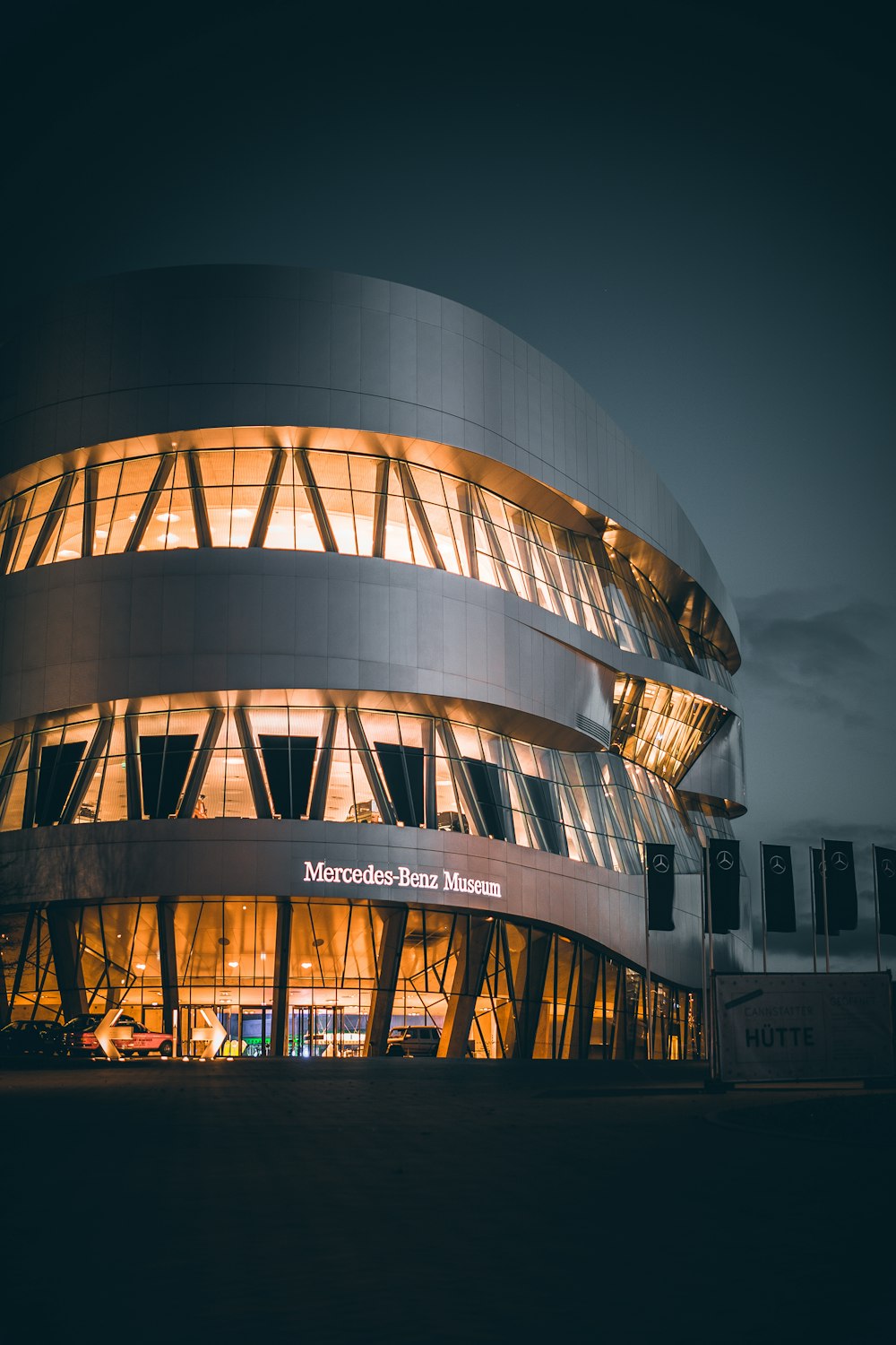 Braunes und weißes Betongebäude während der Nacht