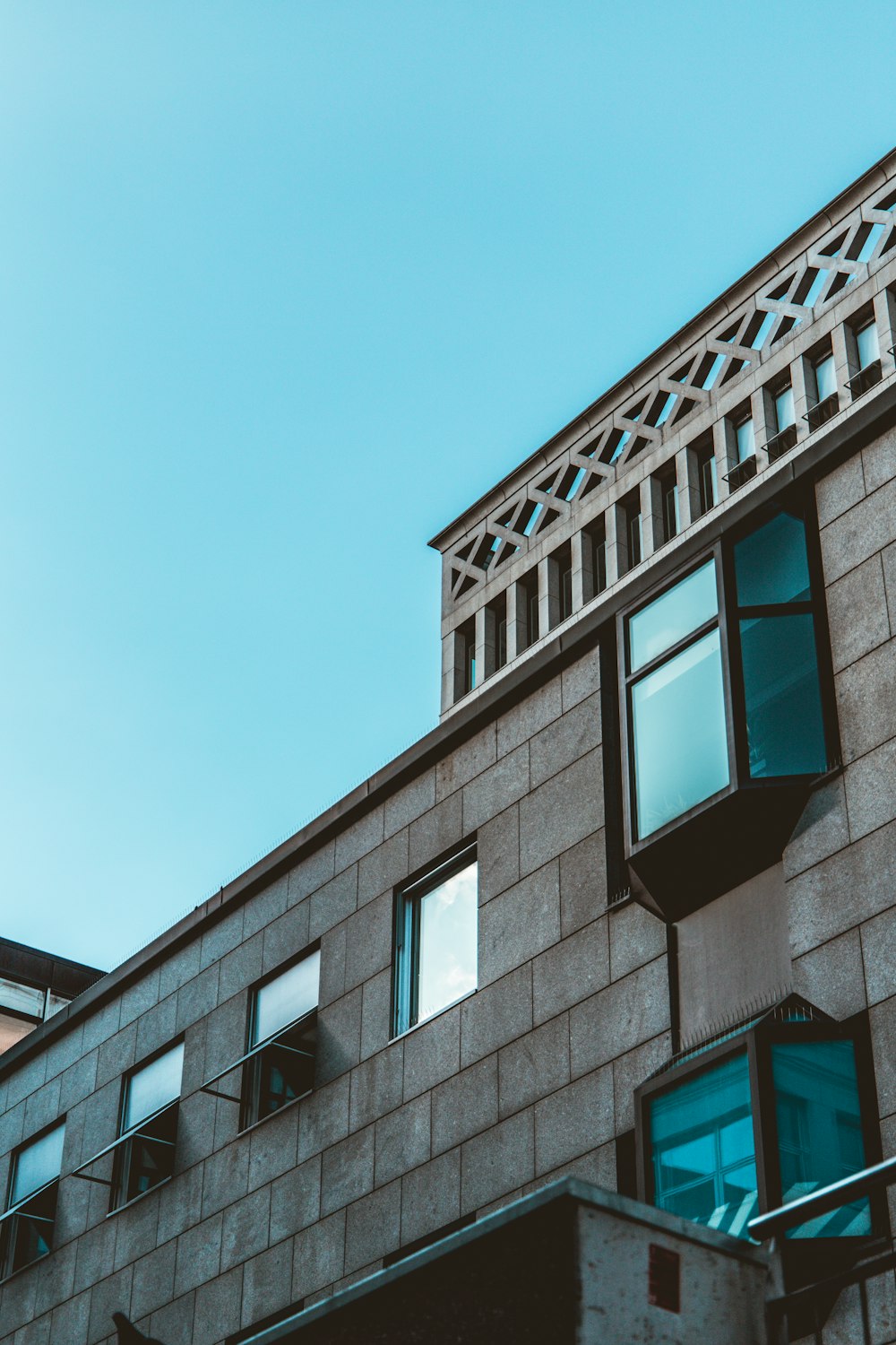 Braunes Betongebäude unter blauem Himmel während des Tages