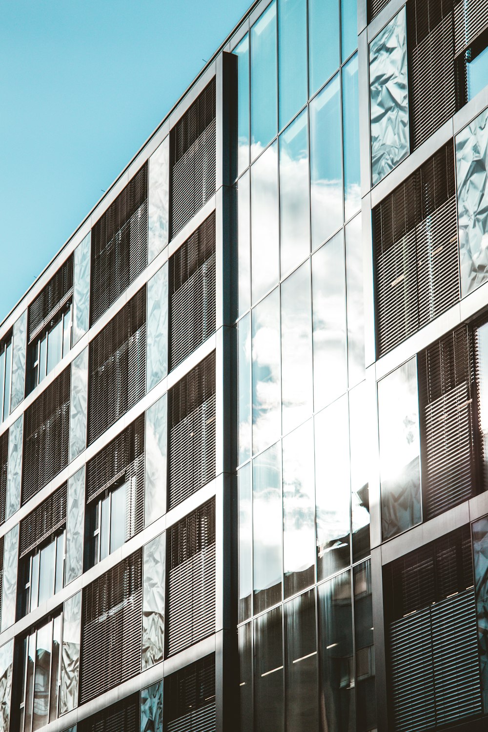 Edificio de hormigón marrón y blanco bajo el cielo azul durante el día