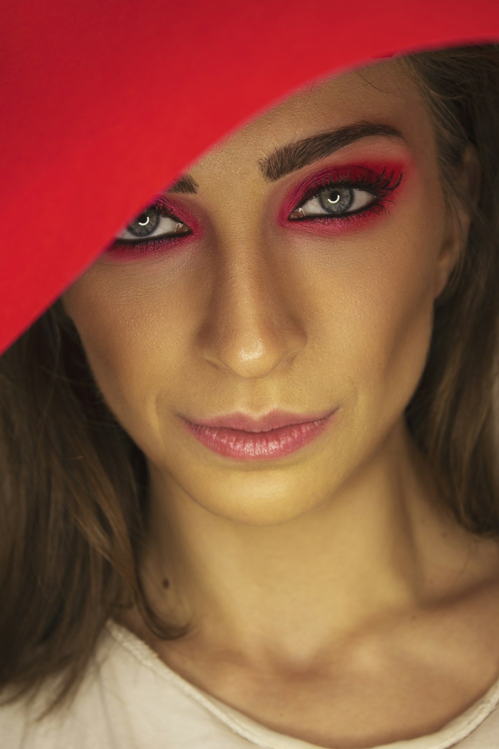 Frau mit rotem Lippenstift und schwarzer Wimperntusche