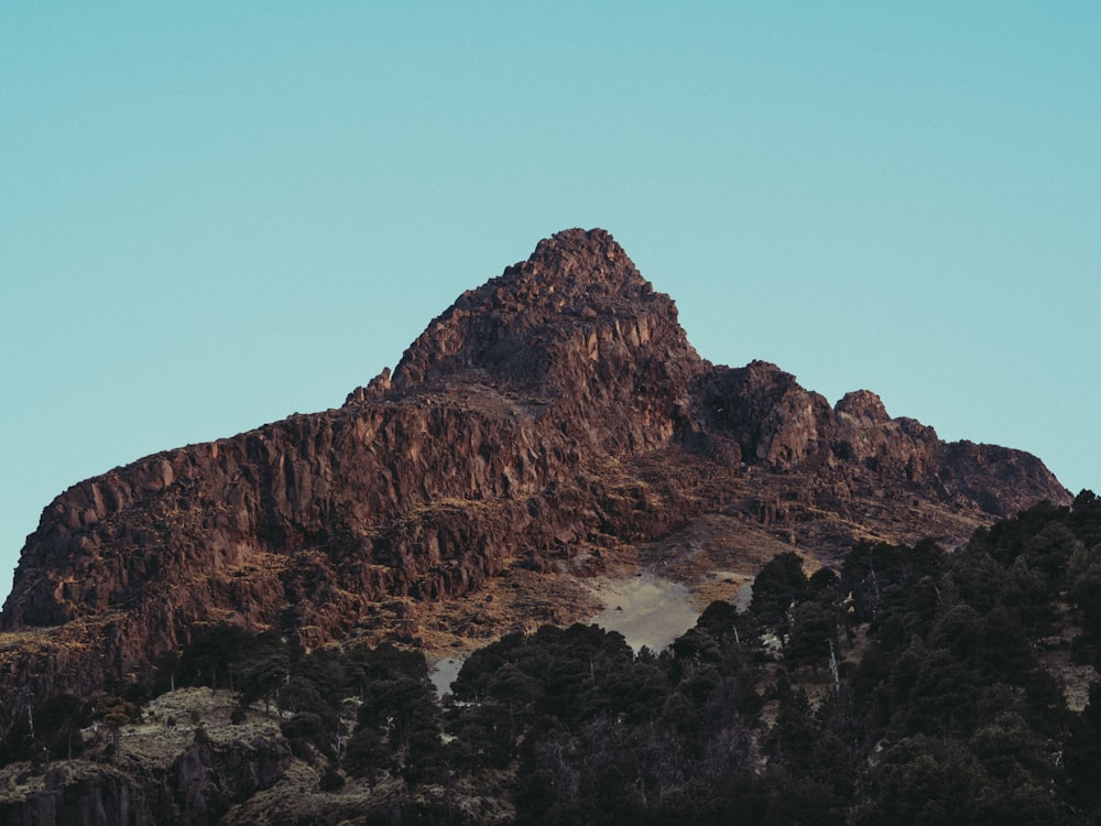 montagne rocheuse brune sous ciel bleu pendant la journée