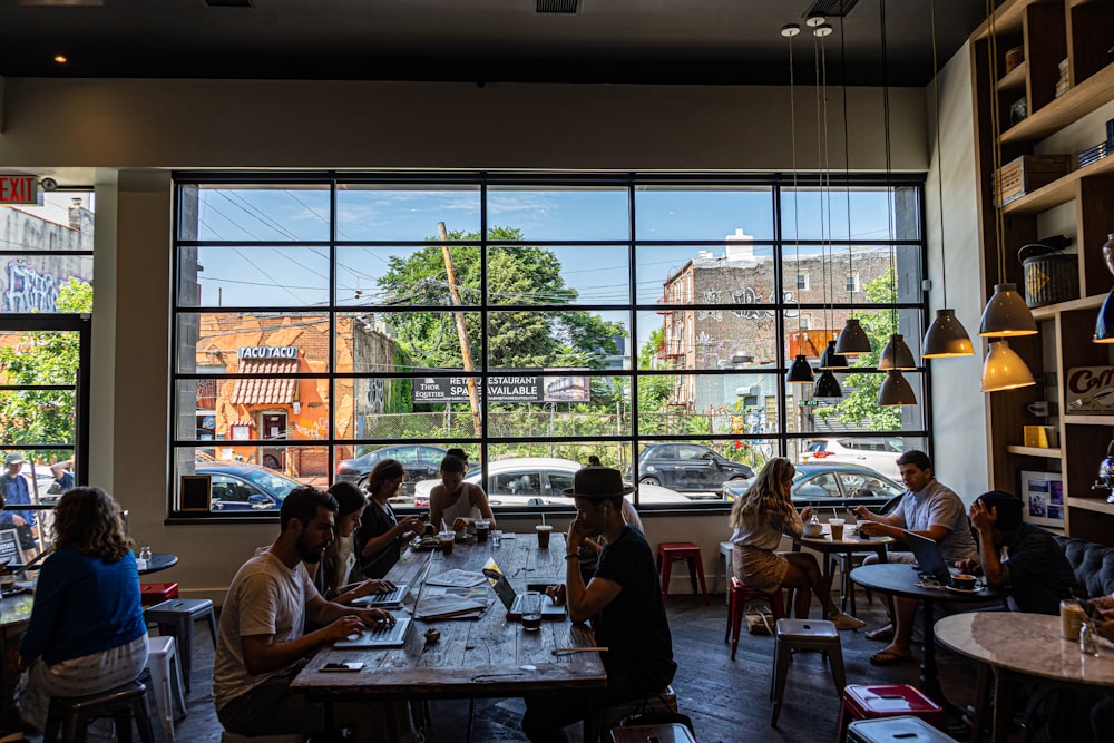 Personas sentadas en la silla en el restaurante durante el día