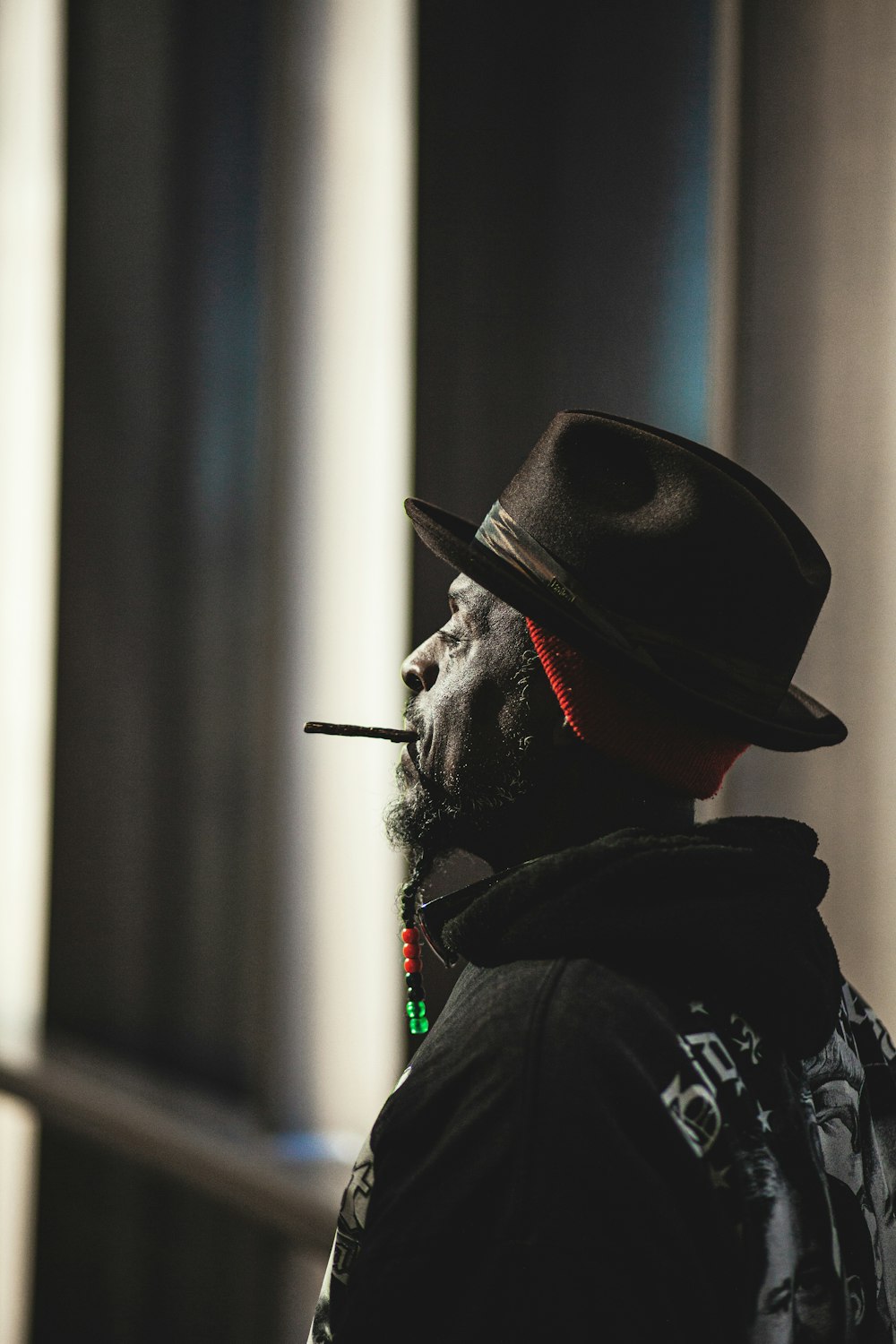 hombre en chaqueta negra con sombrero negro