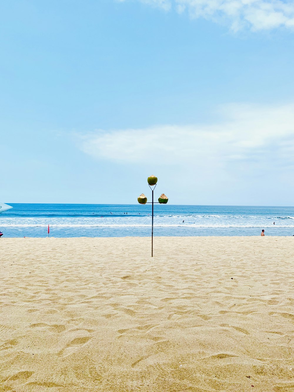 Gente en la playa durante el día