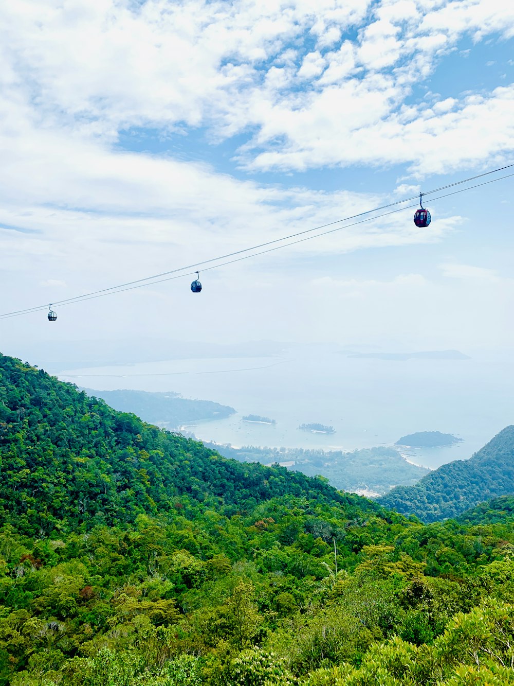 teleféricos sobre montanhas verdes durante o dia