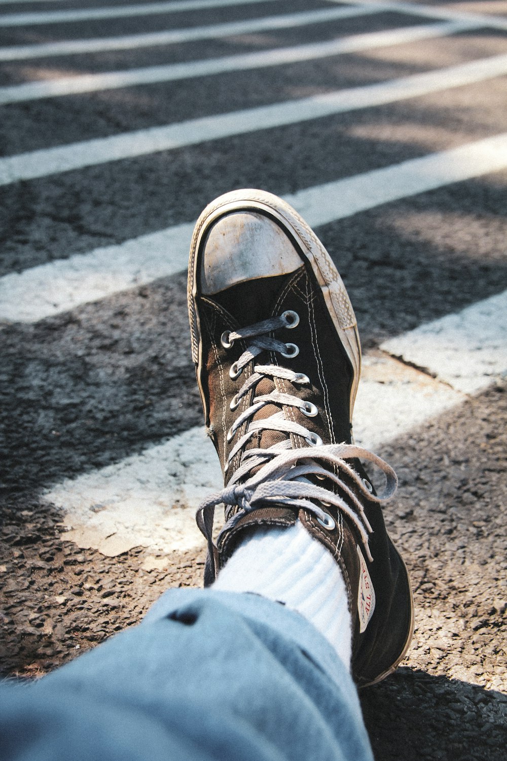 Foto de Persona con vaqueros azules y zapatillas altas Converse All Star  marrones y blancas – Imagen gratuita Gris en Unsplash
