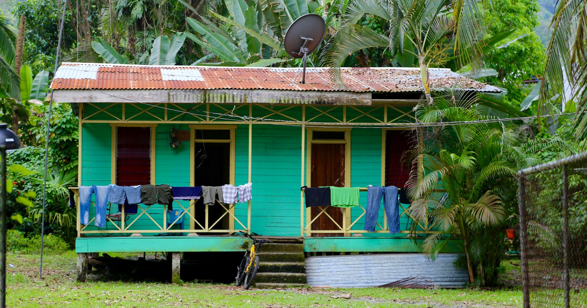 gray computer monitor