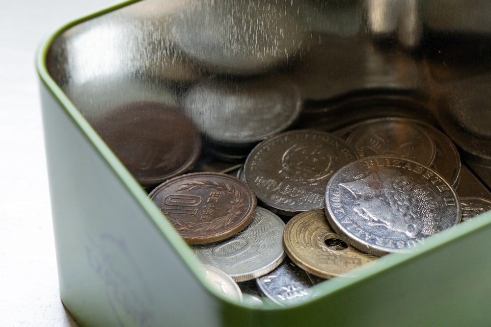 Monedas redondas de plata en contenedor verde