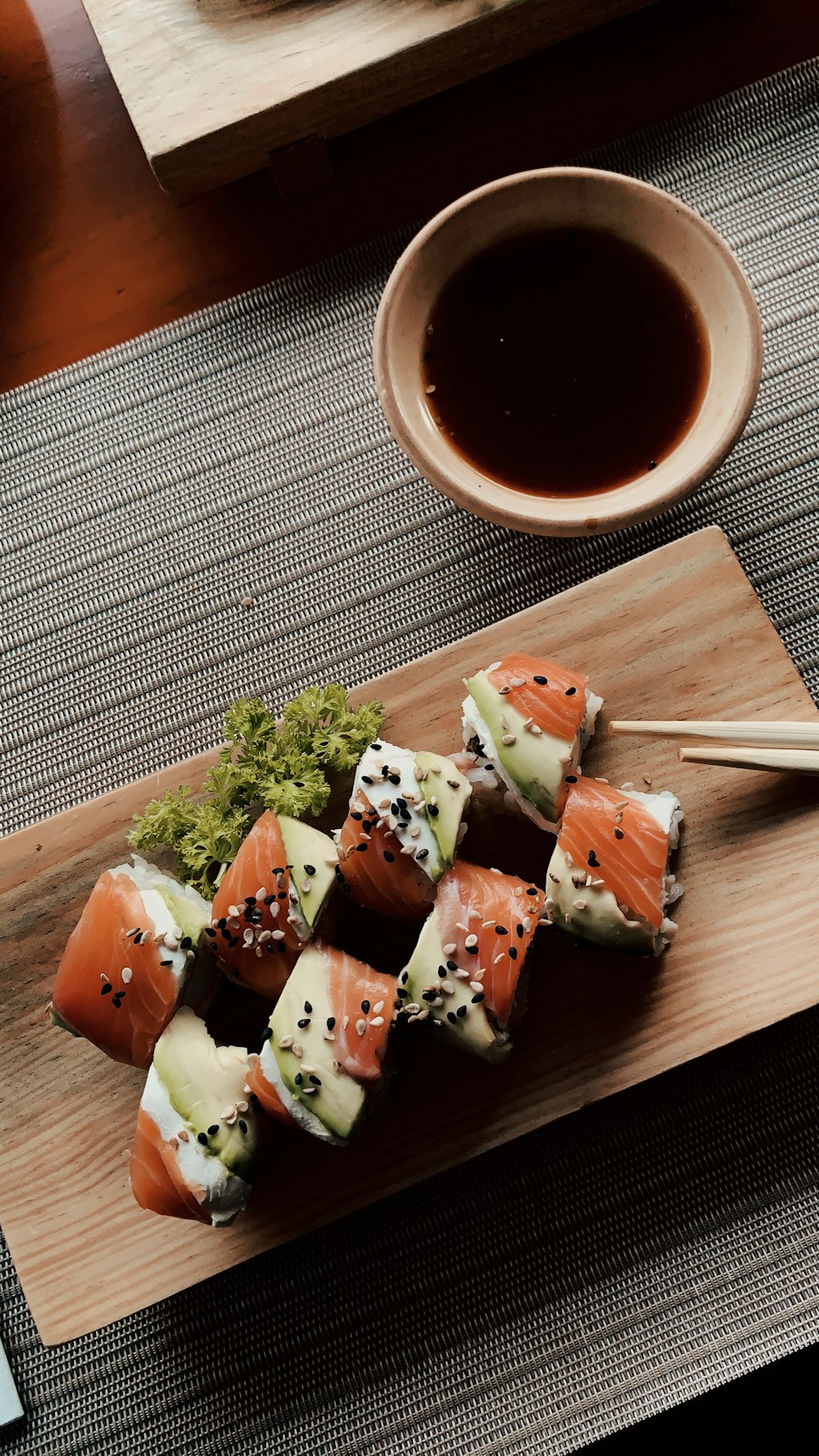 Sushi en plato de cerámica blanca