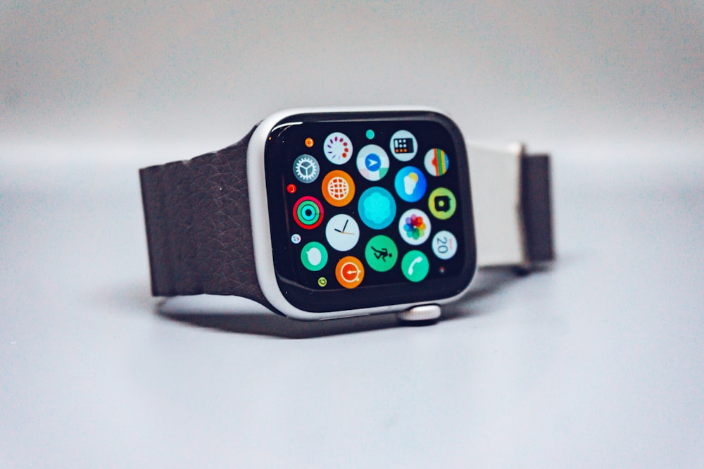 Schwarze Smartwatch mit schwarzem Armband