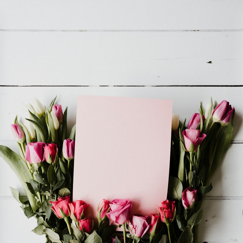 흰색 테이블에 분홍색과 흰색 꽃