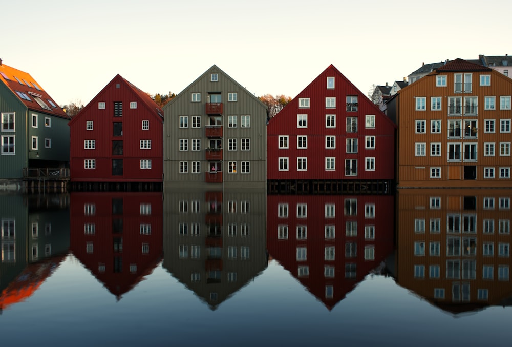 edificio in cemento rosso e marrone vicino allo specchio d'acqua durante il giorno