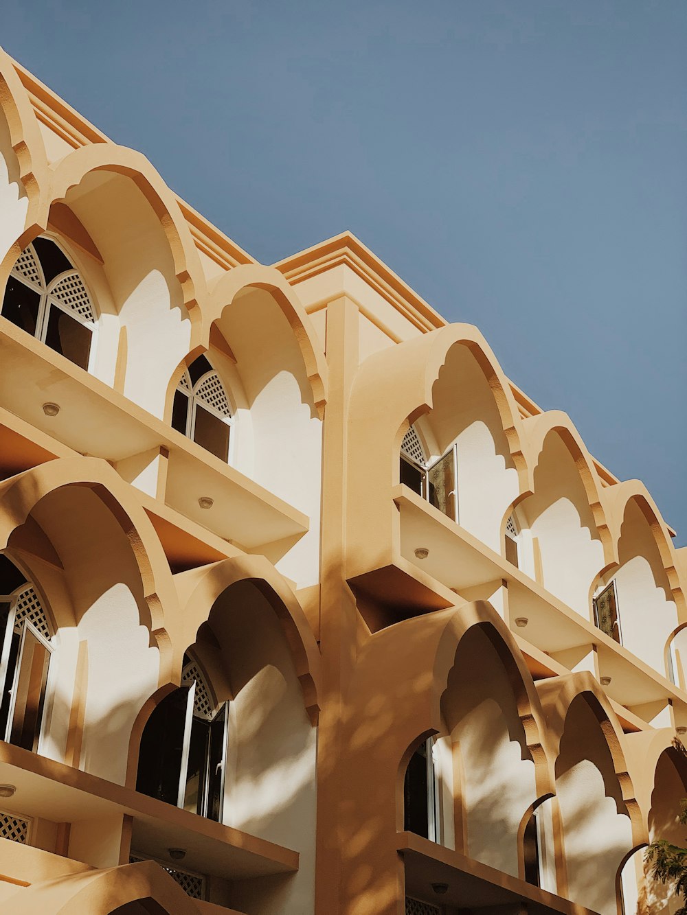 Edificio de hormigón blanco bajo el cielo azul durante el día