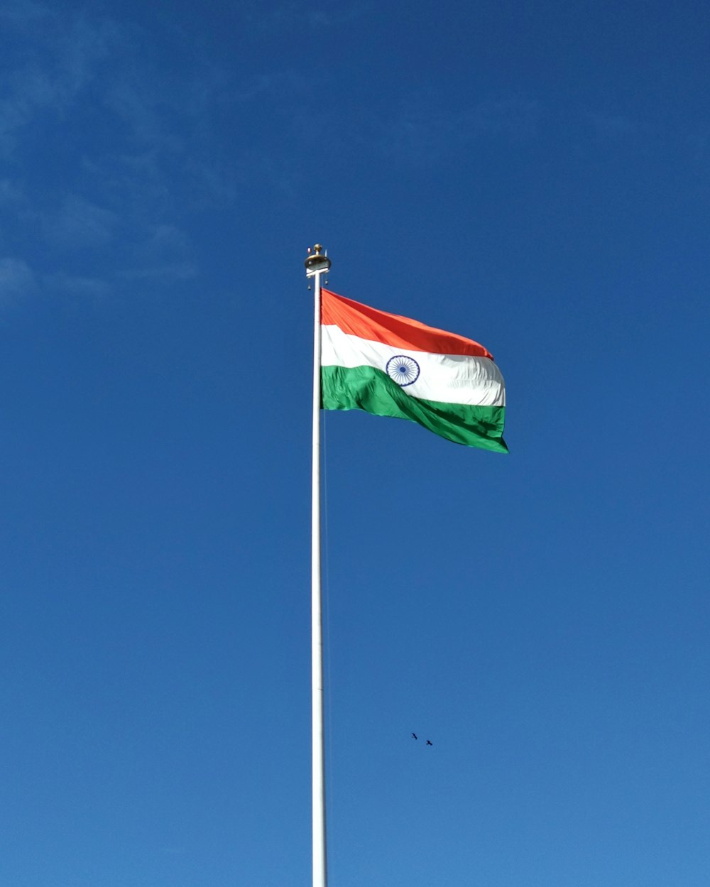 Rot-weiß-grüne Flagge unter blauem Himmel während des Tages