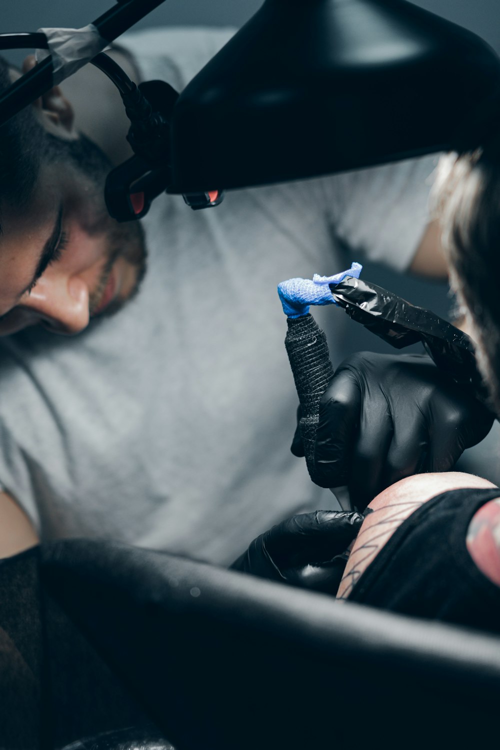 Mann im grauen T-Shirt mit Rundhalsausschnitt und Brille mit schwarzem Rahmen