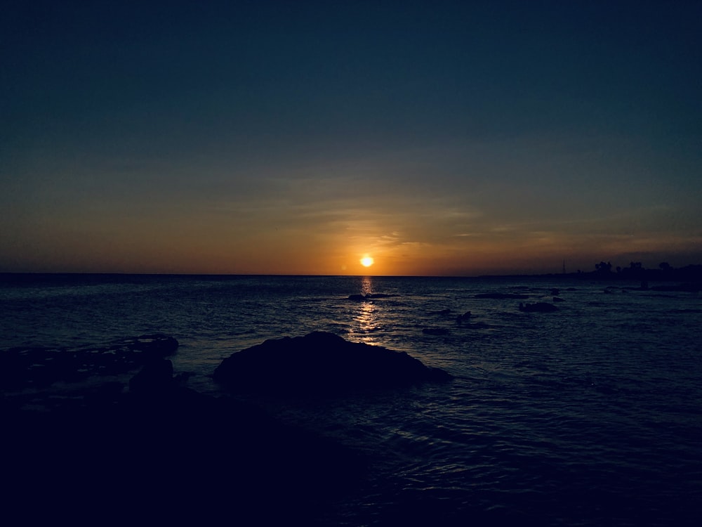 silhouette de montagne au coucher du soleil