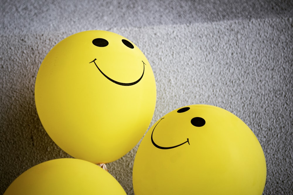 gelbes Smiley-Emoji auf grauem Textil
